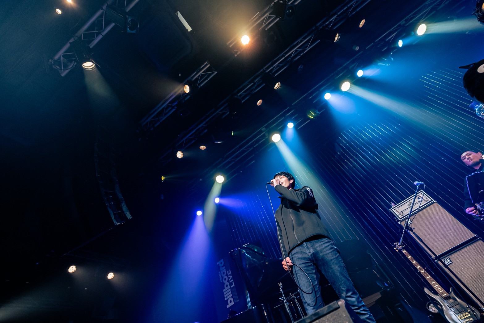 ライトに照らされながら歌う